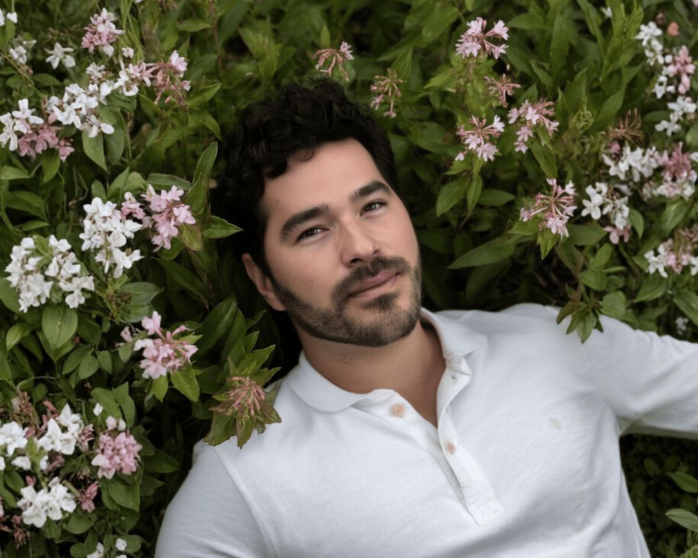 Fellipe deitado entre flores